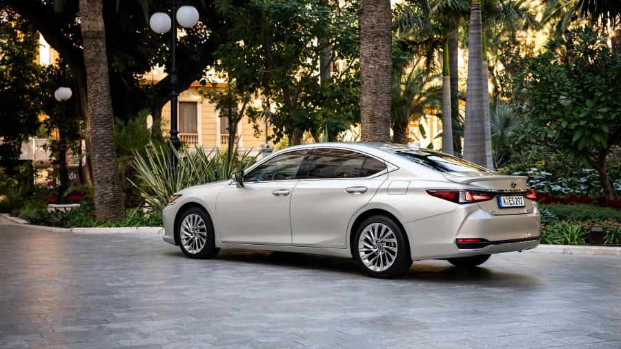  Lexus ES300h 2018 года  (WW) (фото 48 из 71)